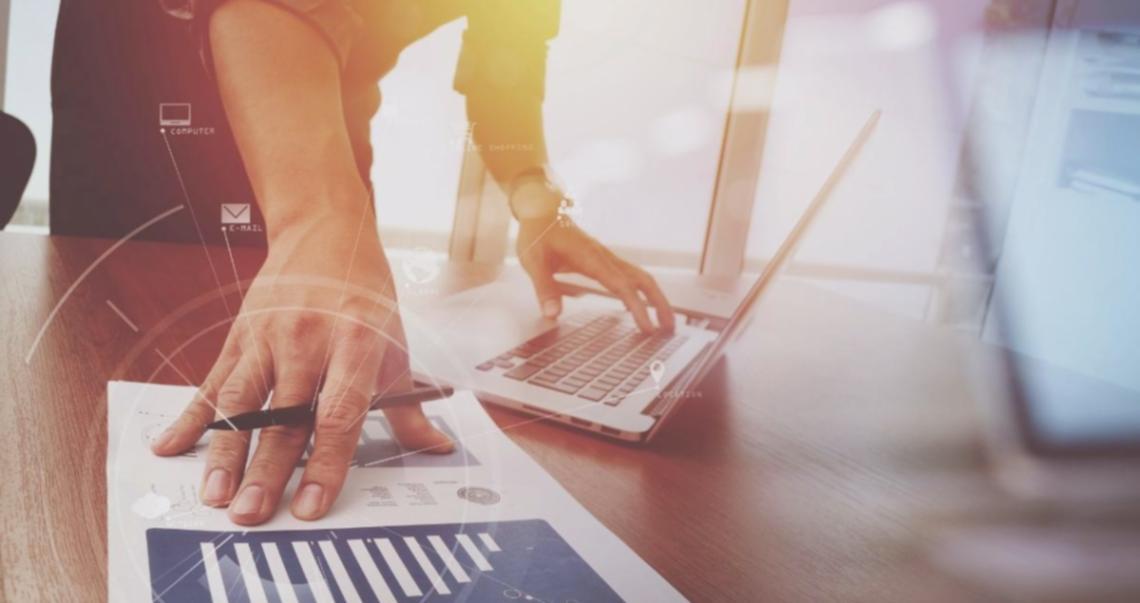 Professionelle Arbeitsumgebung mit Finanztools und modernen Bildschirmen