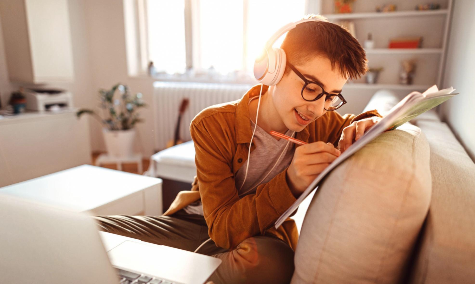 Team arbeitet an Finanz-Tools-Plattform